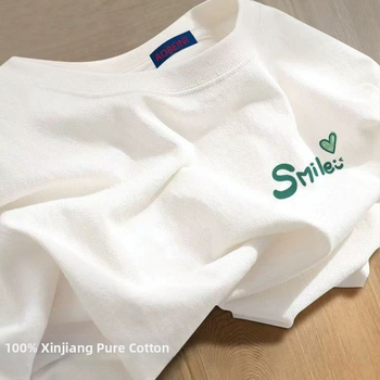 Sieviešu kokvilnas T-krekls ar apaļu kakla izgriezumu, īsiem piedurknēm, brīvā piegriezuma, ar teksta druku