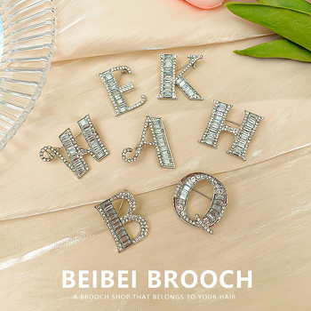 Broš od legure s slovima engleske abecede, rhinestones, dijamantni završetak, unisex dodatak za poklon