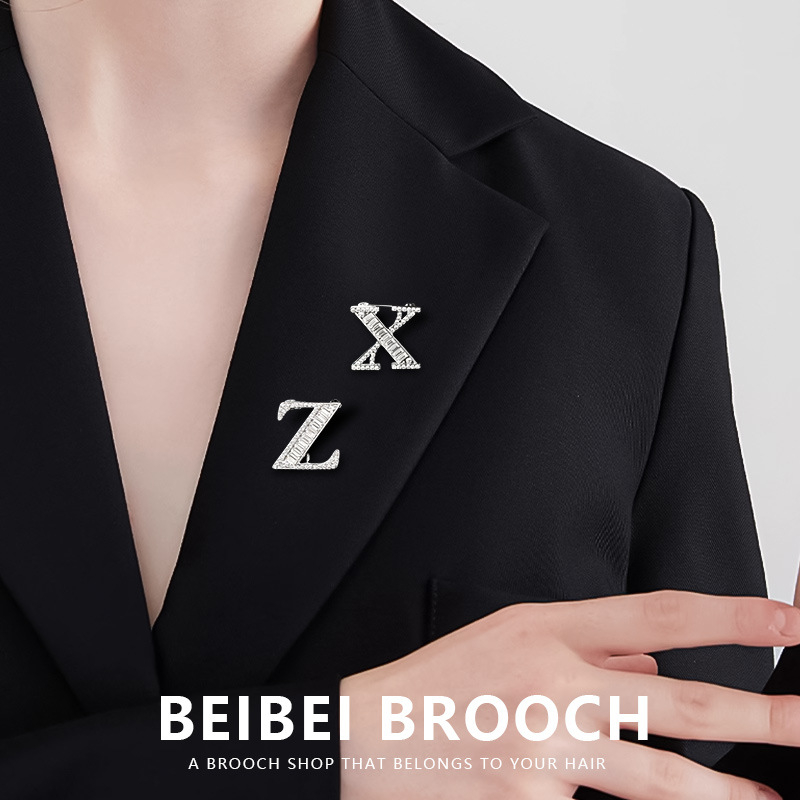 Broš od legure s slovima engleske abecede, rhinestones, dijamantni završetak, unisex dodatak za poklon