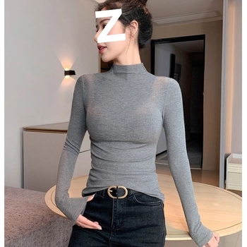 Oversized bez piedurknēm adīts tops ar pusi augstu kaklu un izšuvumu uz gludas auduma, pavasaris 2025