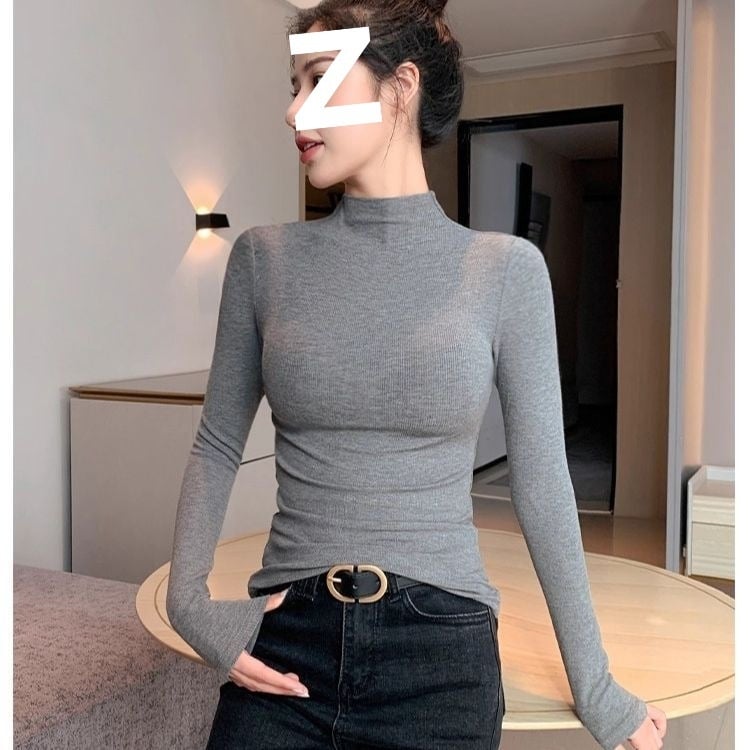 Oversized bez piedurknēm adīts tops ar pusi augstu kaklu un izšuvumu uz gludas auduma, pavasaris 2025