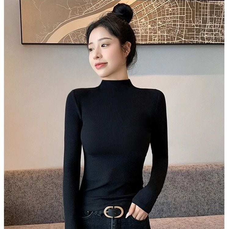 Oversized bez piedurknēm adīts tops ar pusi augstu kaklu un izšuvumu uz gludas auduma, pavasaris 2025