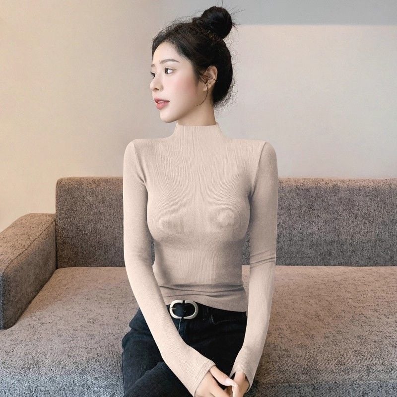 Oversized bez piedurknēm adīts tops ar pusi augstu kaklu un izšuvumu uz gludas auduma, pavasaris 2025