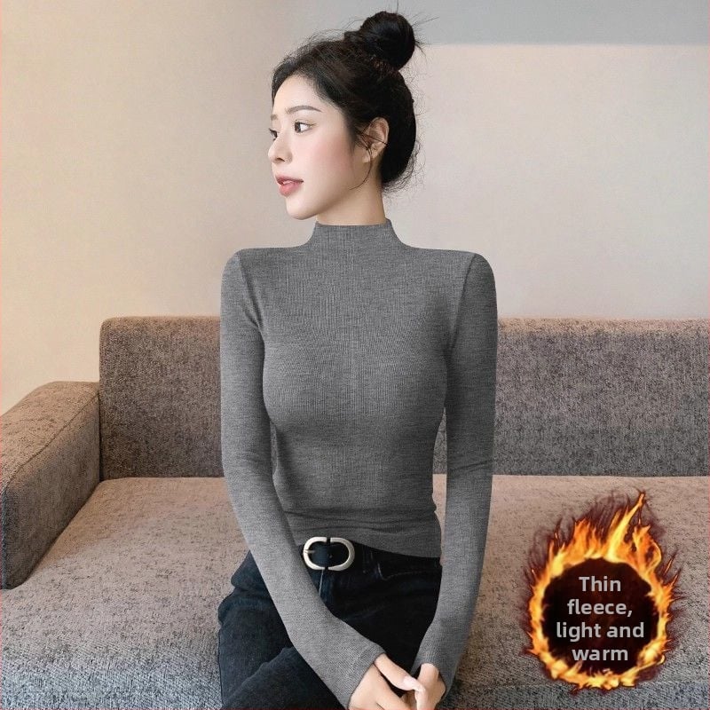 Oversized bez piedurknēm adīts tops ar pusi augstu kaklu un izšuvumu uz gludas auduma, pavasaris 2025