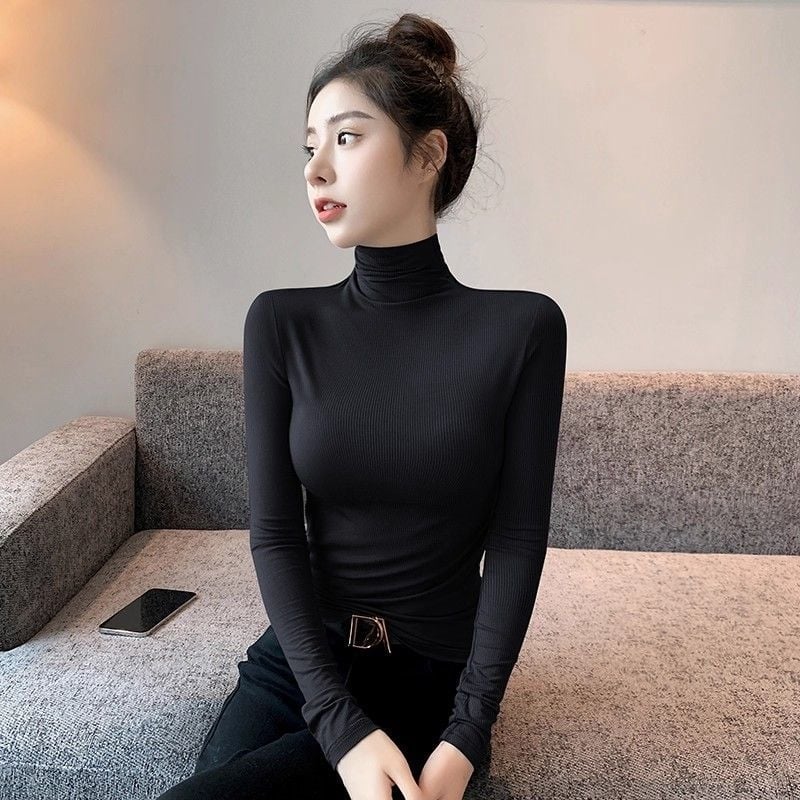 Oversized bez piedurknēm adīts tops ar pusi augstu kaklu un izšuvumu uz gludas auduma, pavasaris 2025