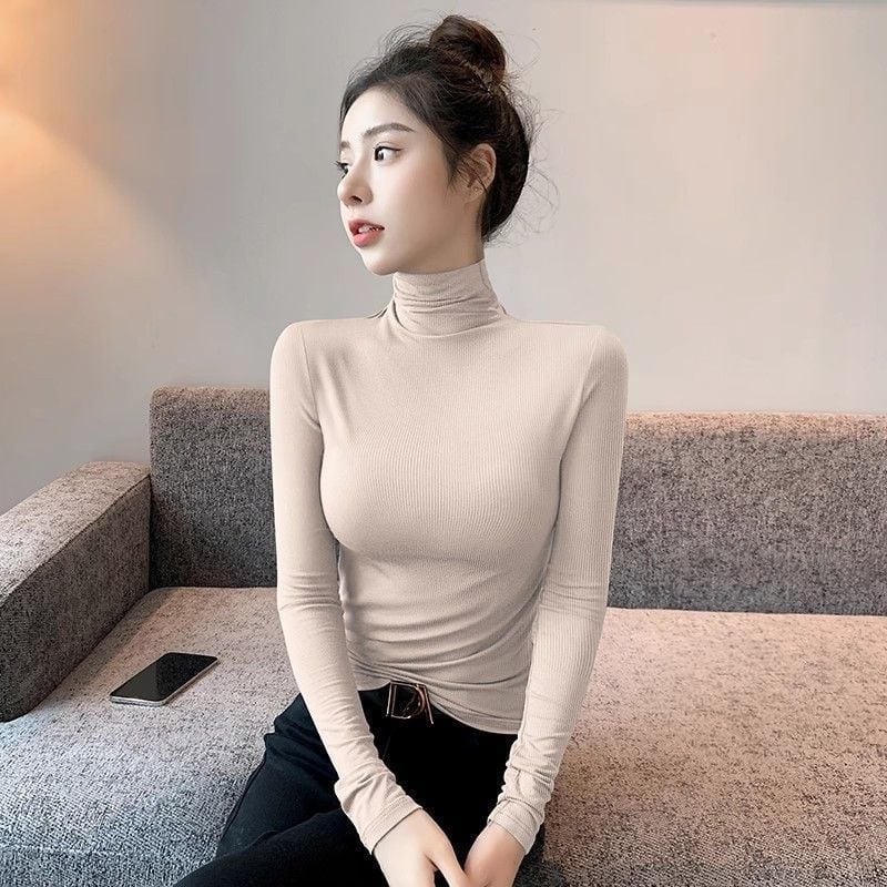 Oversized bez piedurknēm adīts tops ar pusi augstu kaklu un izšuvumu uz gludas auduma, pavasaris 2025