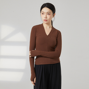 Sieviešu garajām piedurknēm V kakla deju bodijs – vilnas flisa audums, 31,5% akrila, oderē vilnas flisa, piemērots skatuvei, latīņu un tautas dejām