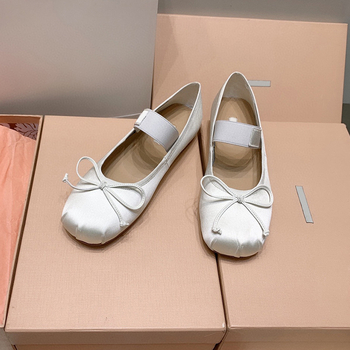 Naiste balleti kingad satiinise ülaosaga, ümmarguse varba, madal konts, slip-on disain