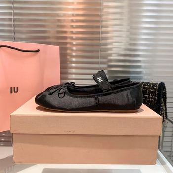 Naiste balleti kingad satiinise ülaosaga, ümmarguse varba, madal konts, slip-on disain