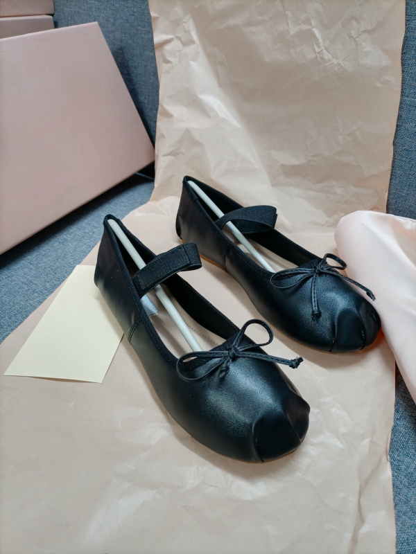 Naiste balleti kingad satiinise ülaosaga, ümmarguse varba, madal konts, slip-on disain