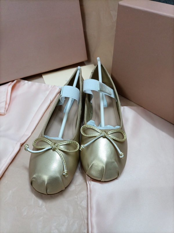 Naiste balleti kingad satiinise ülaosaga, ümmarguse varba, madal konts, slip-on disain