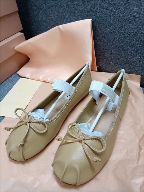 Naiste balleti kingad satiinise ülaosaga, ümmarguse varba, madal konts, slip-on disain