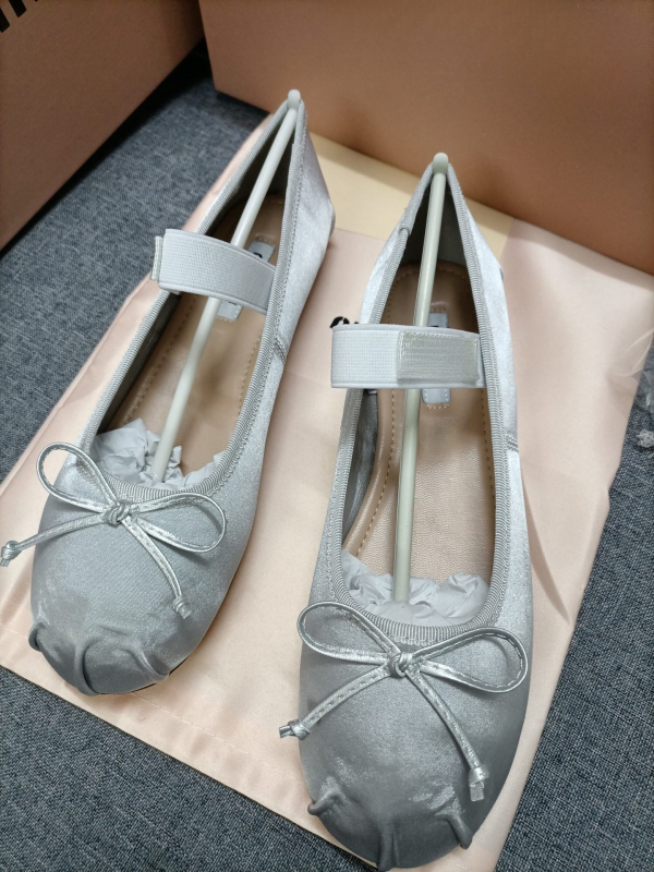 Naiste balleti kingad satiinise ülaosaga, ümmarguse varba, madal konts, slip-on disain