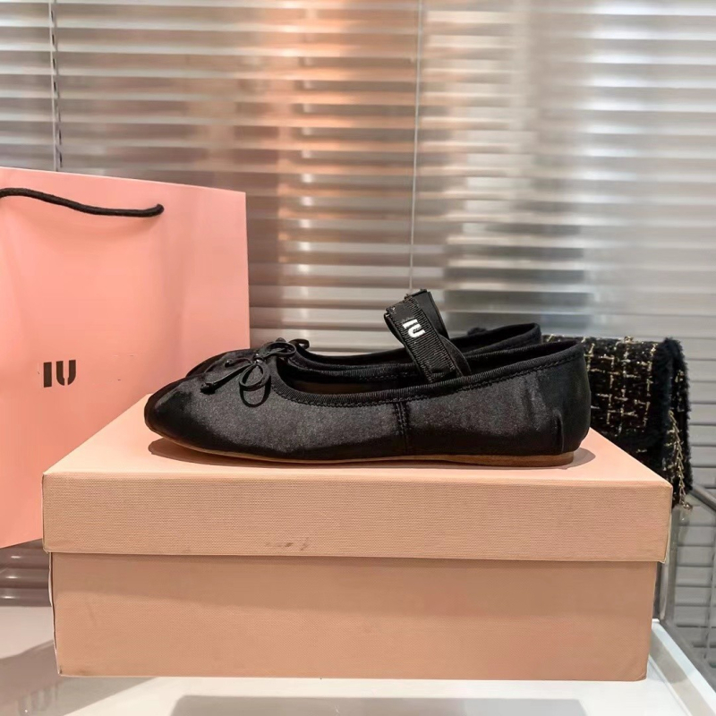 Naiste balleti kingad satiinise ülaosaga, ümmarguse varba, madal konts, slip-on disain