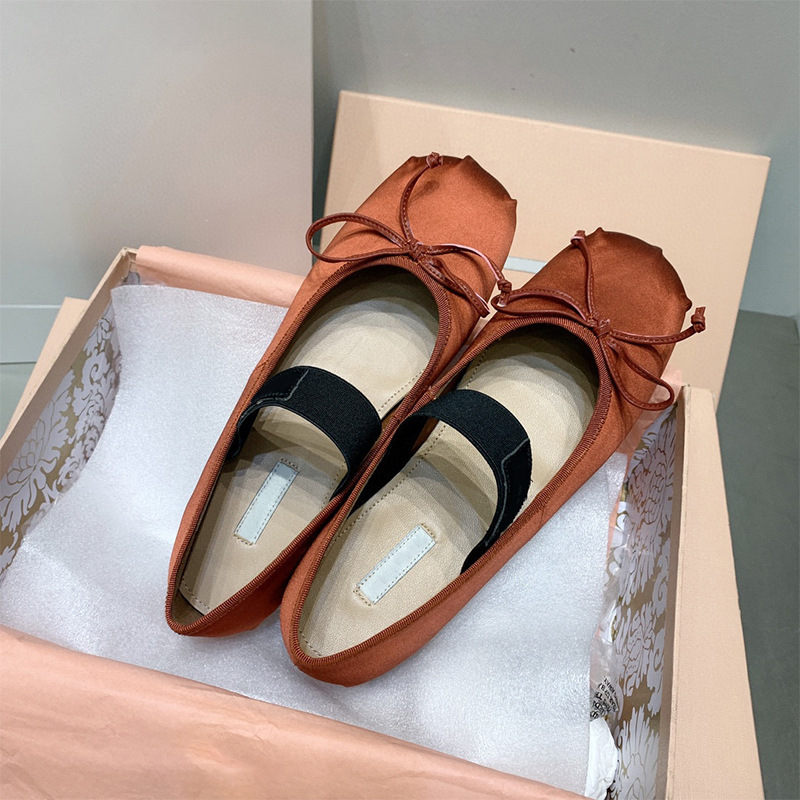 Naiste balleti kingad satiinise ülaosaga, ümmarguse varba, madal konts, slip-on disain