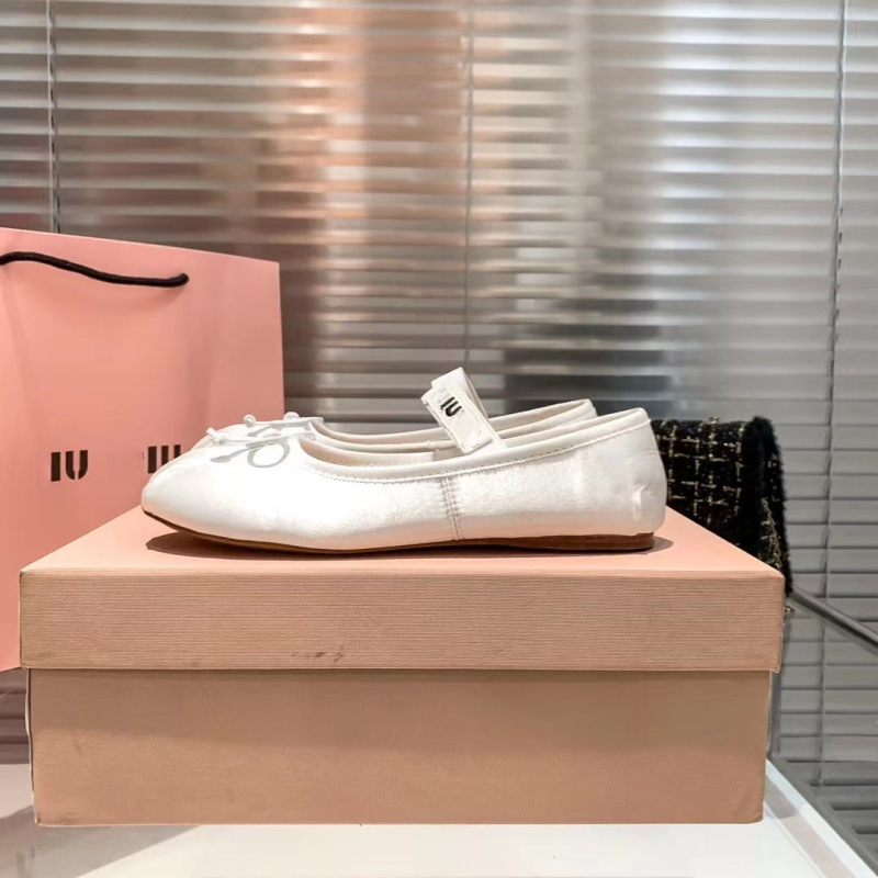 Naiste balleti kingad satiinise ülaosaga, ümmarguse varba, madal konts, slip-on disain