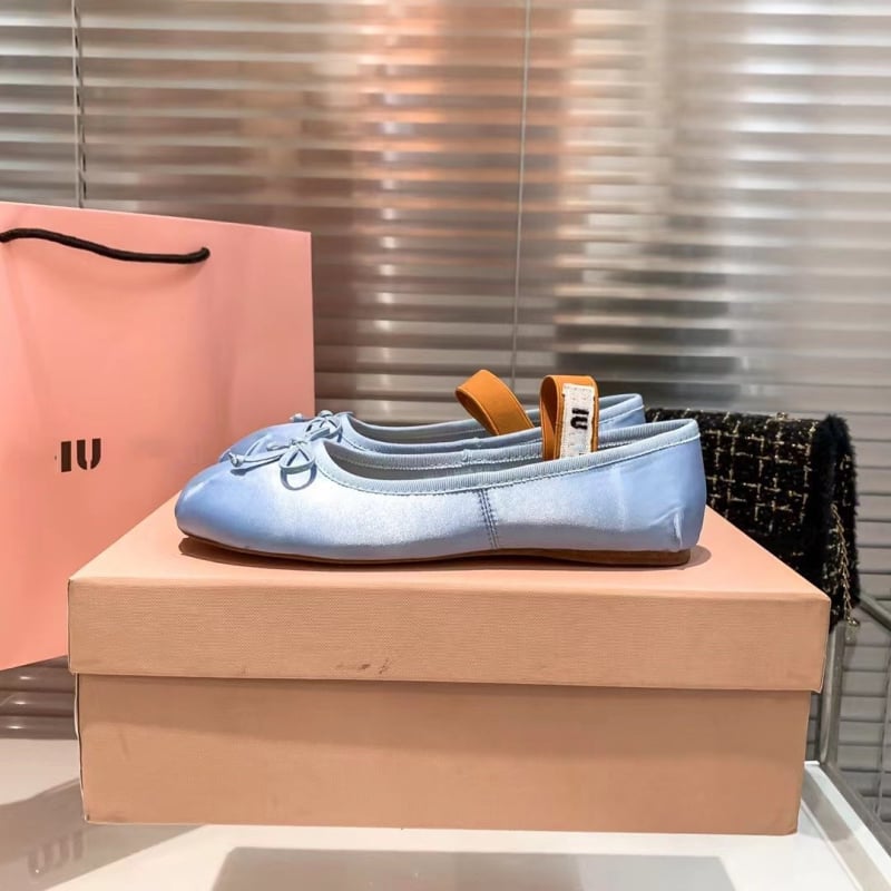 Naiste balleti kingad satiinise ülaosaga, ümmarguse varba, madal konts, slip-on disain