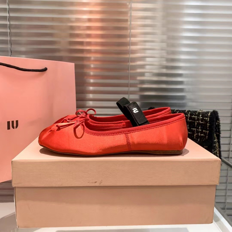 Naiste balleti kingad satiinise ülaosaga, ümmarguse varba, madal konts, slip-on disain