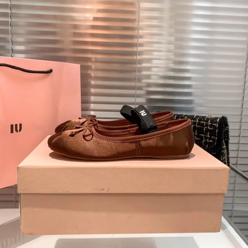 Naiste balleti kingad satiinise ülaosaga, ümmarguse varba, madal konts, slip-on disain