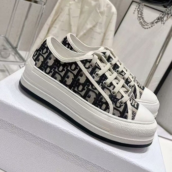 Kanvinių sportbačių su išsiuvinėtu raidės D, laisvalaikio stilius, raišteliai, guminė danga