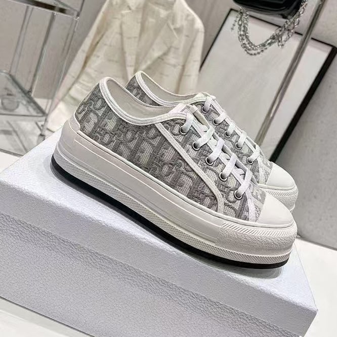 Kanvinių sportbačių su išsiuvinėtu raidės D, laisvalaikio stilius, raišteliai, guminė danga