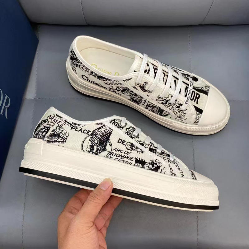 Kanvinių sportbačių su išsiuvinėtu raidės D, laisvalaikio stilius, raišteliai, guminė danga