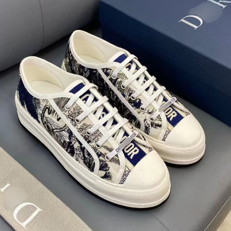 Kanvinių sportbačių su išsiuvinėtu raidės D, laisvalaikio stilius, raišteliai, guminė danga