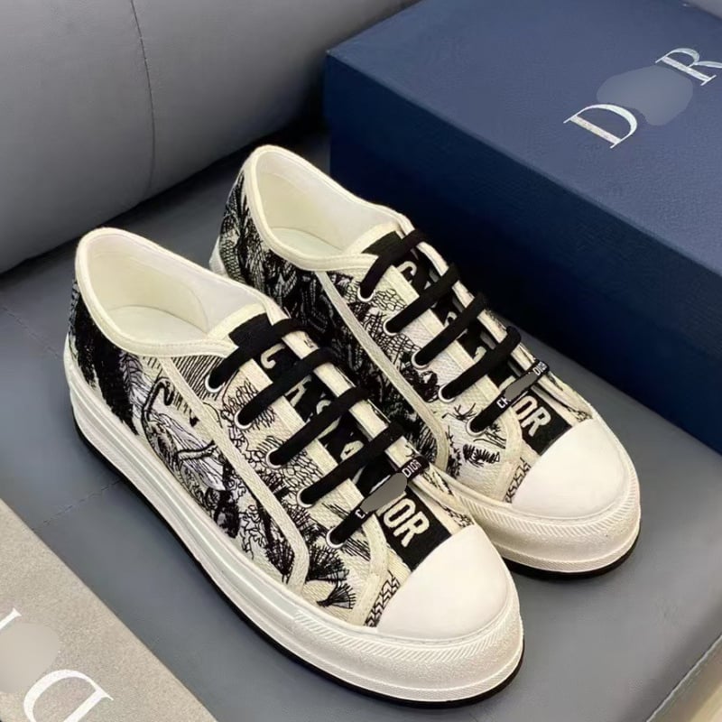 Kanvinių sportbačių su išsiuvinėtu raidės D, laisvalaikio stilius, raišteliai, guminė danga