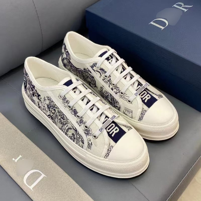 Kanvinių sportbačių su išsiuvinėtu raidės D, laisvalaikio stilius, raišteliai, guminė danga