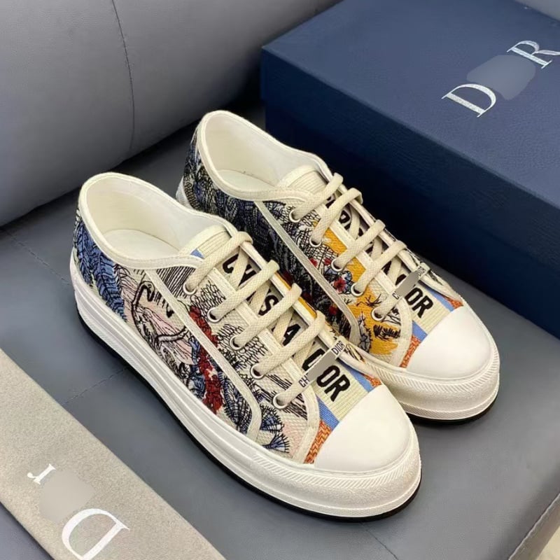 Kanvinių sportbačių su išsiuvinėtu raidės D, laisvalaikio stilius, raišteliai, guminė danga