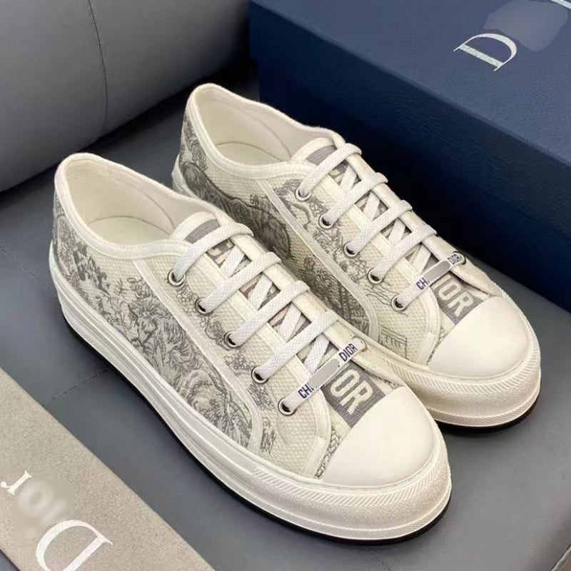 Kanvinių sportbačių su išsiuvinėtu raidės D, laisvalaikio stilius, raišteliai, guminė danga