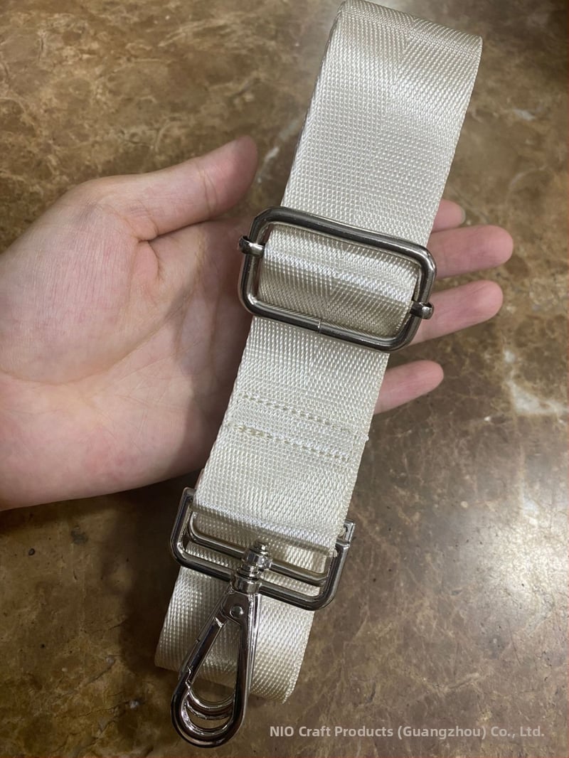 Νάιλον λουρί τσάντας/ιμάντας ώμου, αστικός μινιμαλιστικός στυλ, άνοιξη 2024