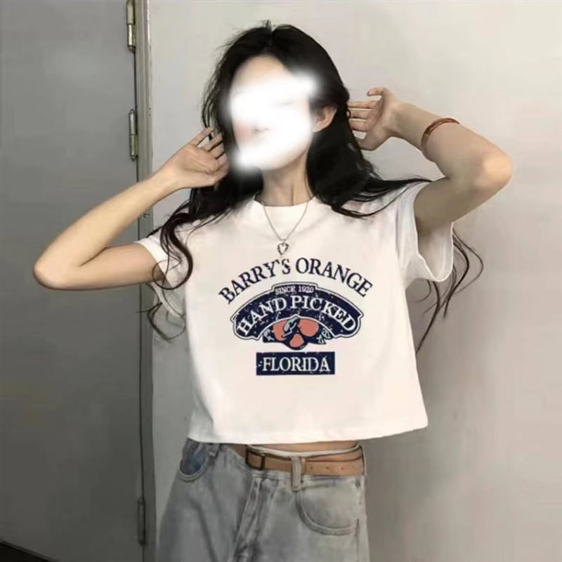 Kokvilnas T-krekls ar anime drukas motīvu, apaļš kakls, īsām piedurknēm, brīvs piegriezums