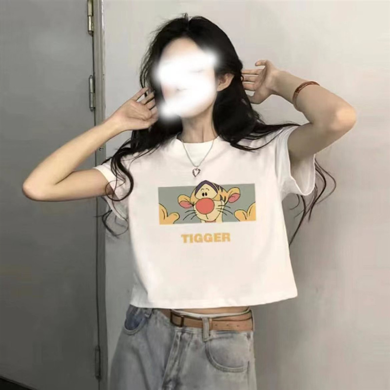 Kokvilnas T-krekls ar anime drukas motīvu, apaļš kakls, īsām piedurknēm, brīvs piegriezums