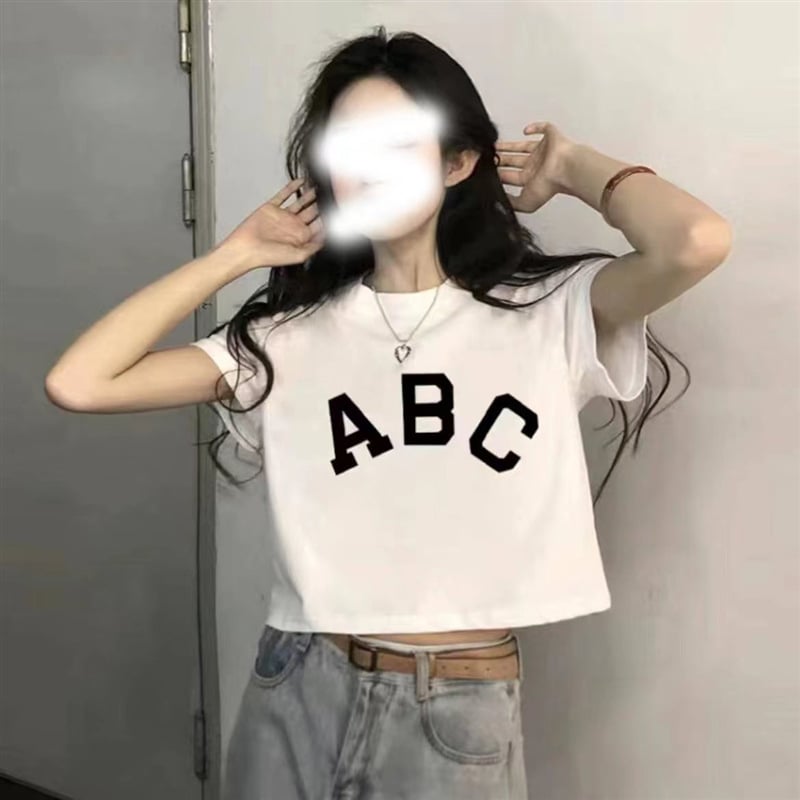 Kokvilnas T-krekls ar anime drukas motīvu, apaļš kakls, īsām piedurknēm, brīvs piegriezums