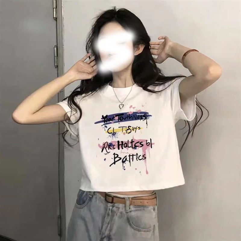 Kokvilnas T-krekls ar anime drukas motīvu, apaļš kakls, īsām piedurknēm, brīvs piegriezums