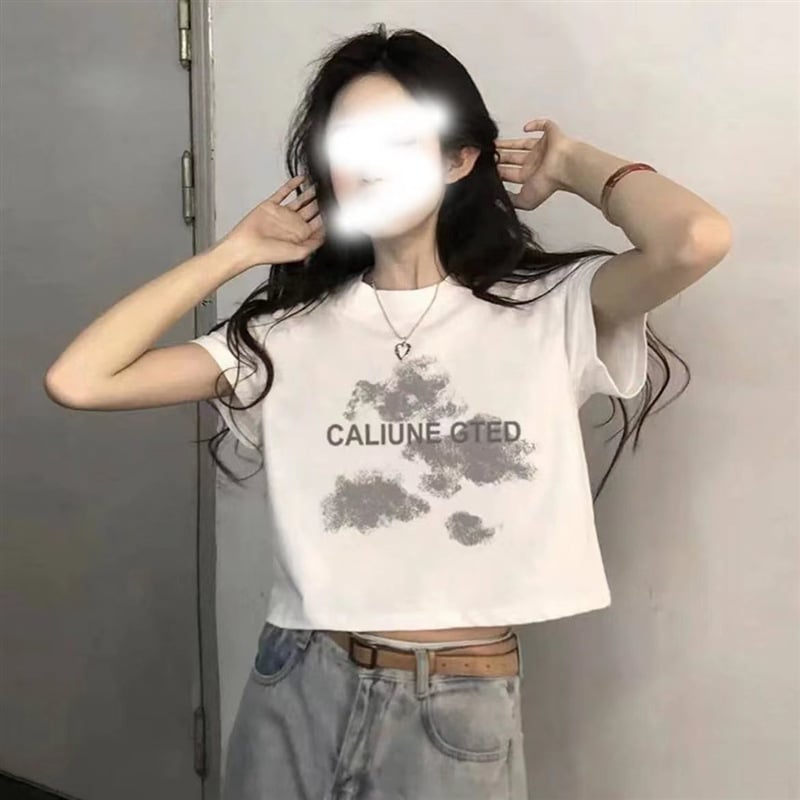 Kokvilnas T-krekls ar anime drukas motīvu, apaļš kakls, īsām piedurknēm, brīvs piegriezums