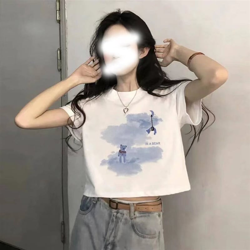 Kokvilnas T-krekls ar anime drukas motīvu, apaļš kakls, īsām piedurknēm, brīvs piegriezums