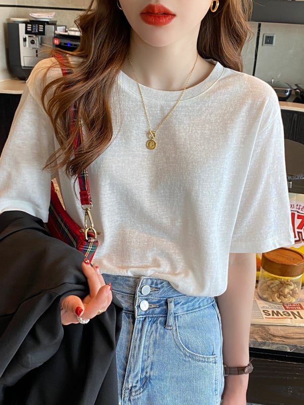 Sieviešu T-kreklu ar īsām piedurknēm, brīvs siluets, apaļais kakla izgriezums, kokvilnas-poliestera maisījums