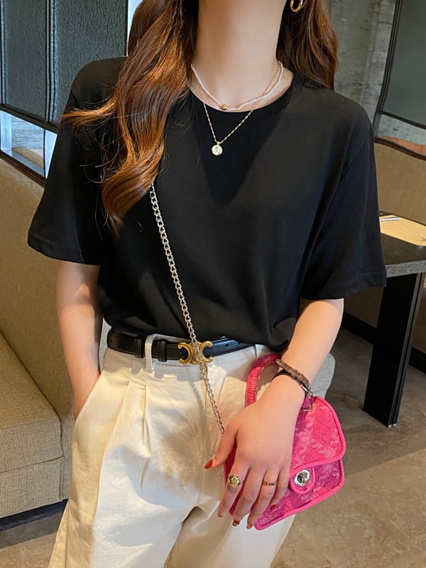 Sieviešu T-kreklu ar īsām piedurknēm, brīvs siluets, apaļais kakla izgriezums, kokvilnas-poliestera maisījums