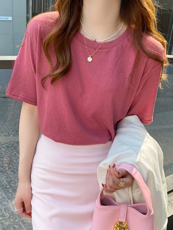 Sieviešu T-kreklu ar īsām piedurknēm, brīvs siluets, apaļais kakla izgriezums, kokvilnas-poliestera maisījums