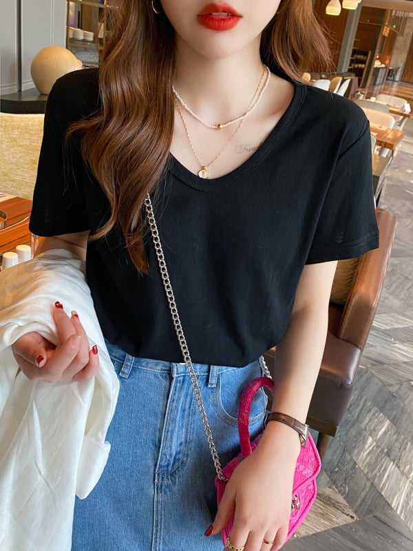 Sieviešu T-kreklu ar īsām piedurknēm, brīvs siluets, apaļais kakla izgriezums, kokvilnas-poliestera maisījums