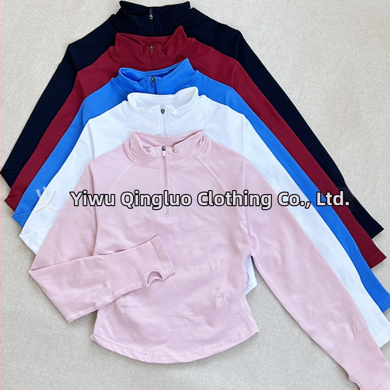 Jógová bunda s dlhými rukávmi, úzky strih, dĺžka v páse, polovičný zips a stojatý golier, vlhkosť odvádzajúca nylon-spandex látka