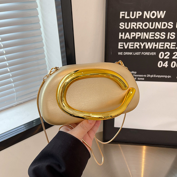 Õhtukott urbanistliku minimalistliku stiiliga, PU materjalist kettkott, magnetilise klõpsuga, ovaalne kuju