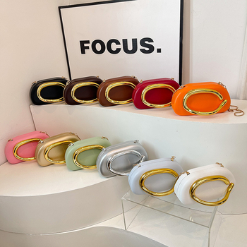 Õhtukott urbanistliku minimalistliku stiiliga, PU materjalist kettkott, magnetilise klõpsuga, ovaalne kuju