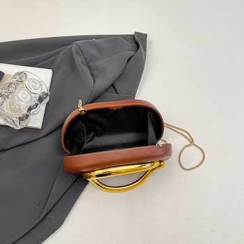 Õhtukott urbanistliku minimalistliku stiiliga, PU materjalist kettkott, magnetilise klõpsuga, ovaalne kuju