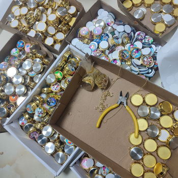 Rajzfilmszerű forgó zsebóra nyaklánc gyerekeknek, kvarc működés, kerek számlap, ötvözetes tok