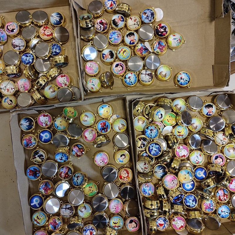 Rajzfilmszerű forgó zsebóra nyaklánc gyerekeknek, kvarc működés, kerek számlap, ötvözetes tok