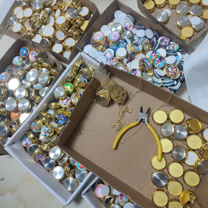 Rajzfilmszerű forgó zsebóra nyaklánc gyerekeknek, kvarc működés, kerek számlap, ötvözetes tok