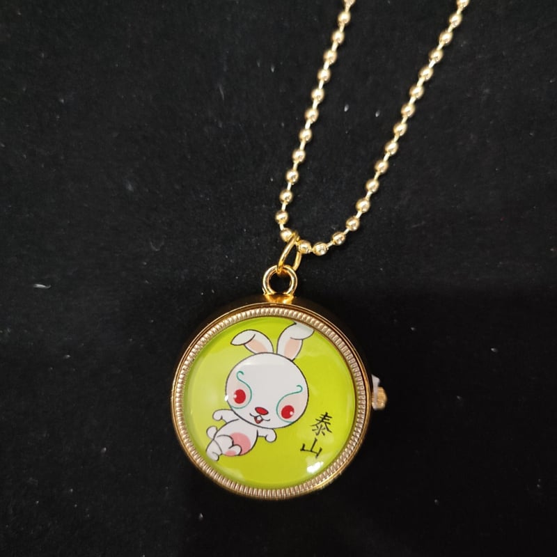 Rajzfilmszerű forgó zsebóra nyaklánc gyerekeknek, kvarc működés, kerek számlap, ötvözetes tok